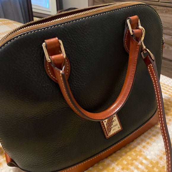 Used Black and Tan Dooney and Bourke purse! Still in very good condition - Picture 3 of 5